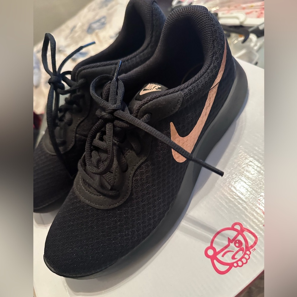 Nike Tanjun Tennis Shoes